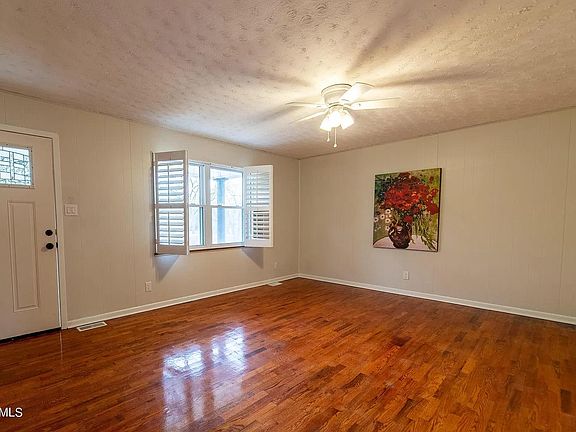 3rd image of 522 E Moody Ave