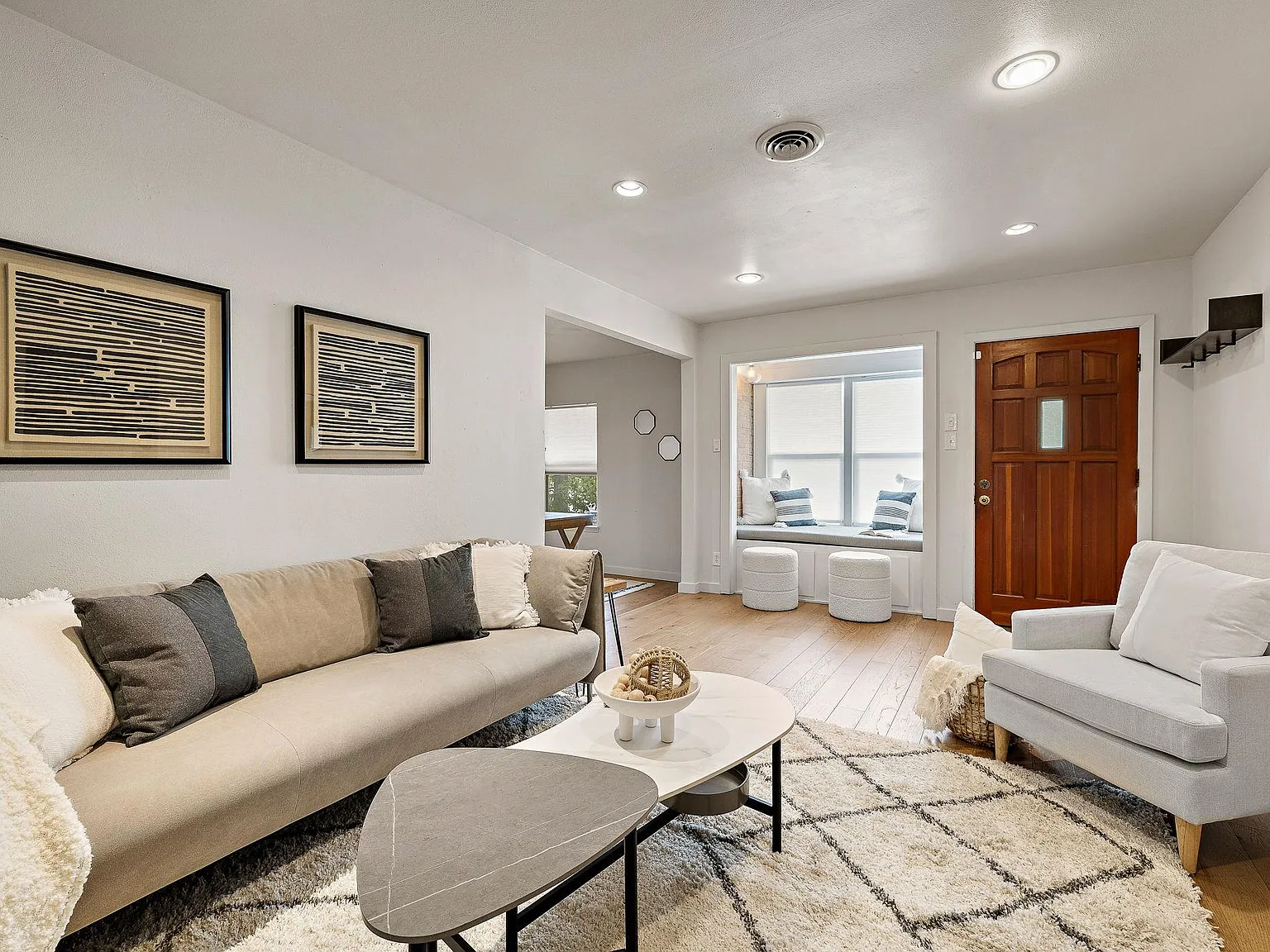 3 bed, 2.0 bath, 1216 sqft, $2,595 — Photo 3