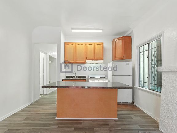 4th image of 940 W 53rd St APT 3