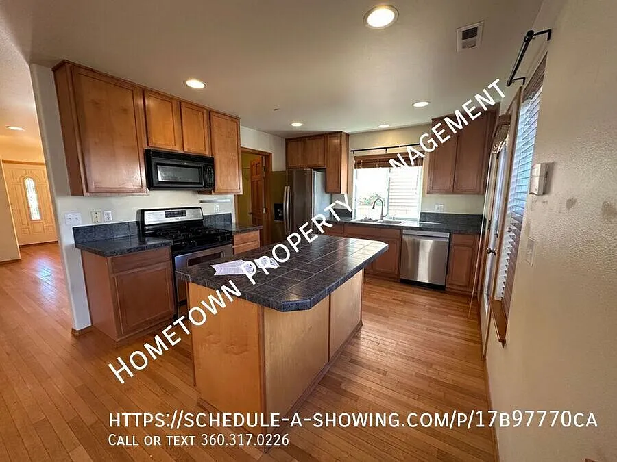 Beautiful 3 Bedroom 2.5 Bath Home With Bonus Room! — Photo 3