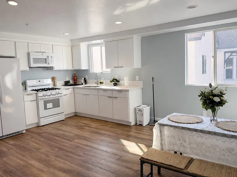 608 E 29th St #608 — Photo 3