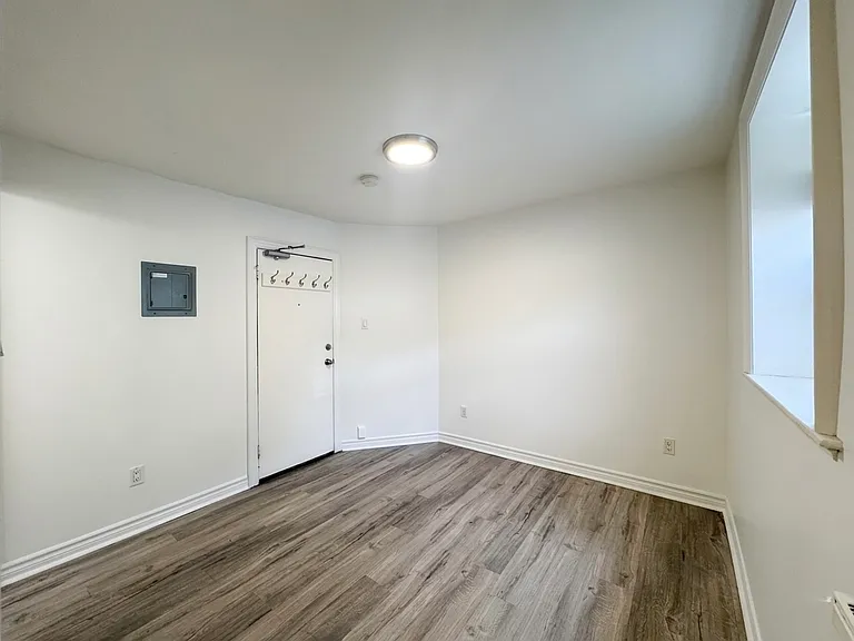 492 Montrose Ave #26 — Photo 6