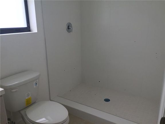 5th image of 915 NW 23rd Ct