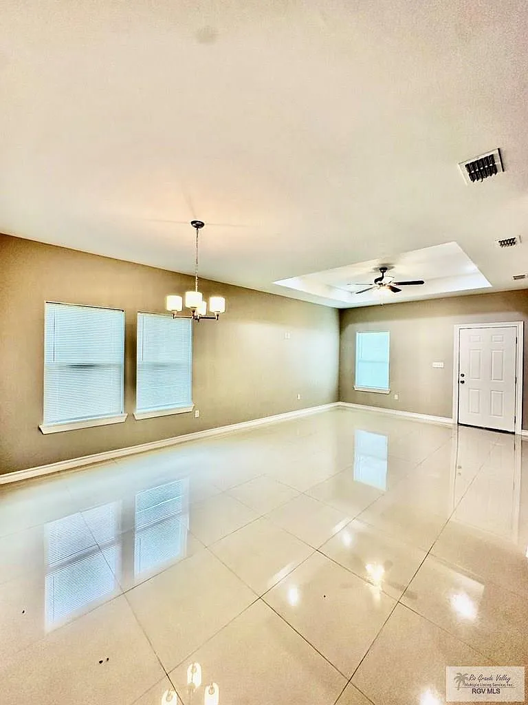 3 bed, 2.0 bath, 1310 sqft, $1,490 — Photo 2