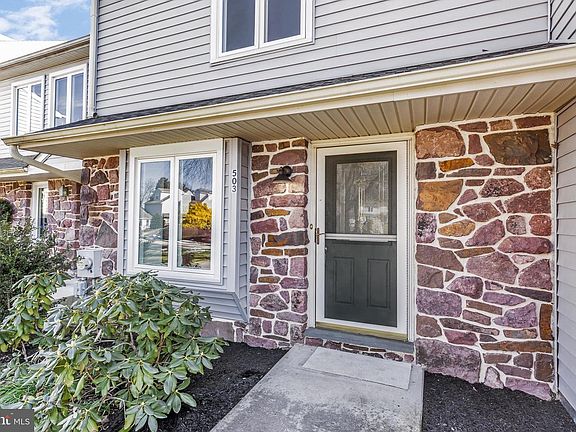 3rd image of 503 Pinebrooke Cir