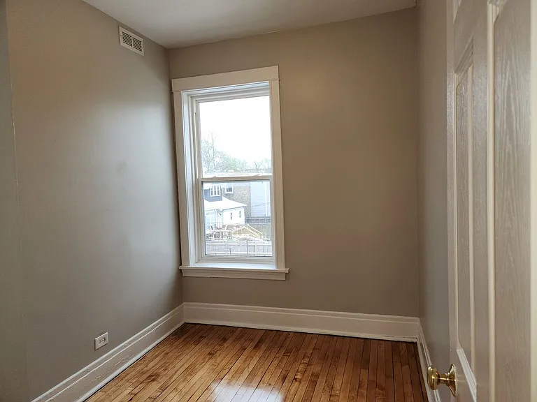 446 N Leclaire Ave — Photo 6