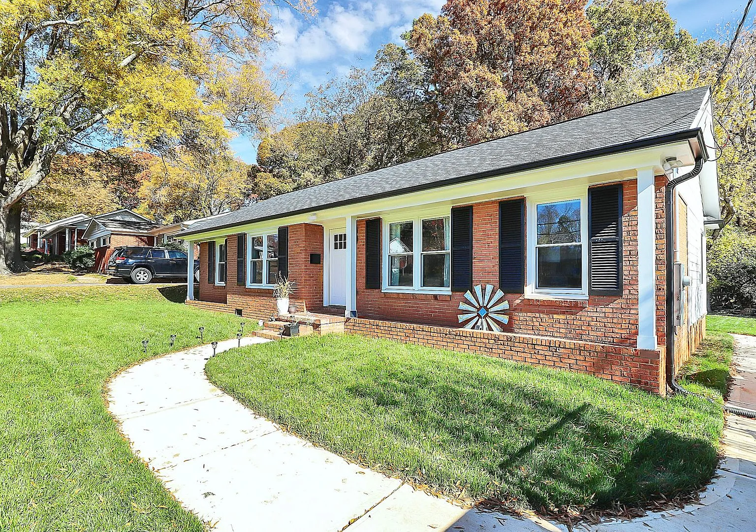 Fully Updated & Furnished Gem in the Heart of Starmount! — Photo 2