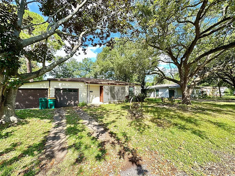 2810 N Houston Dr — Photo 3