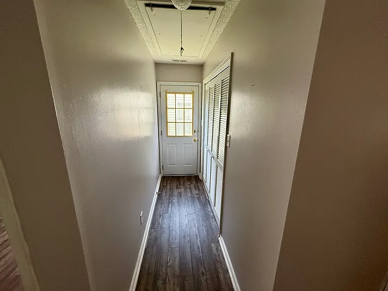 1053 Farm Pond Ln — Photo 6