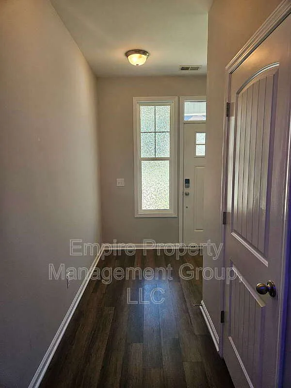 3 bed, 2.5 bath, 1608 sqft, $1,900 — Photo 2