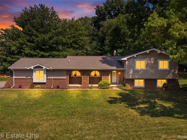 10875 Cartier Dr, Brighton, MI 48114
