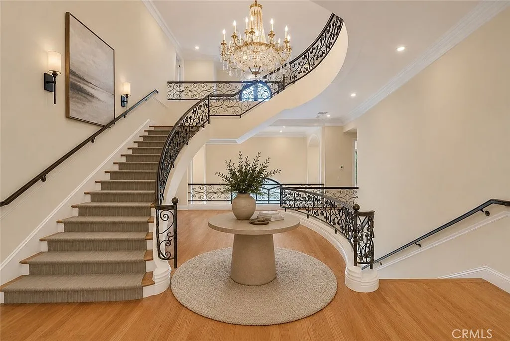 6 bed, 5854 sqft, $20,000 — Photo 1
