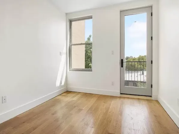 924 Myrtle Avenue image 3 of 7