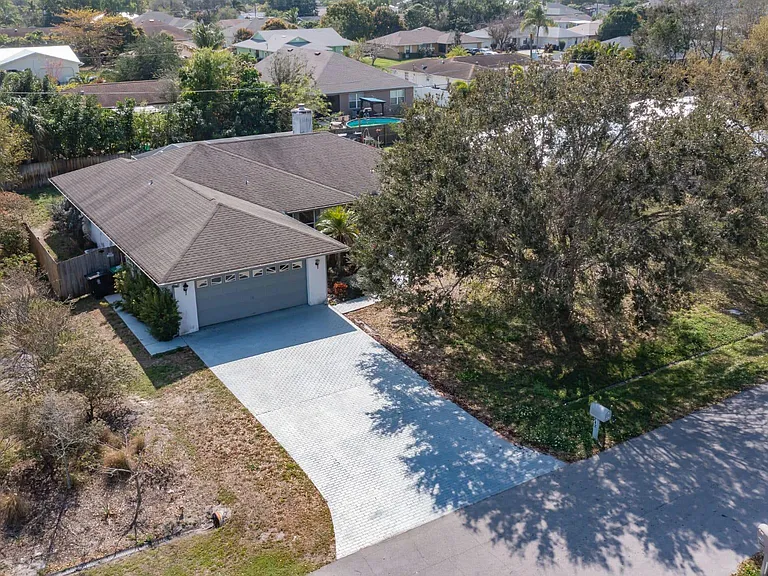 242 SE Duval Ave — Photo 8