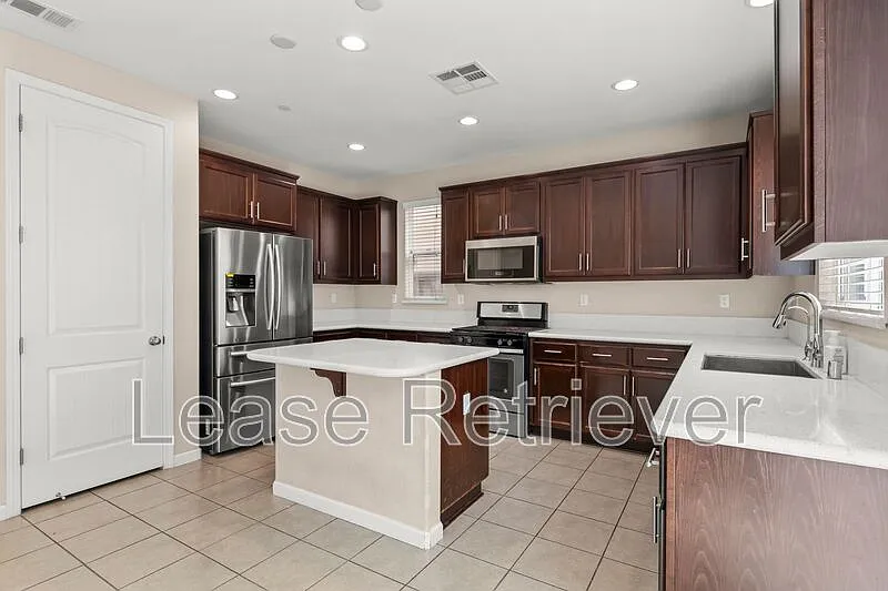 5 bed, 3.0 bath, 2375 sqft — Photo 3