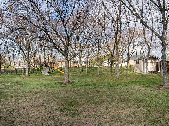 4th image of 372 W Autumn Ridge Rd