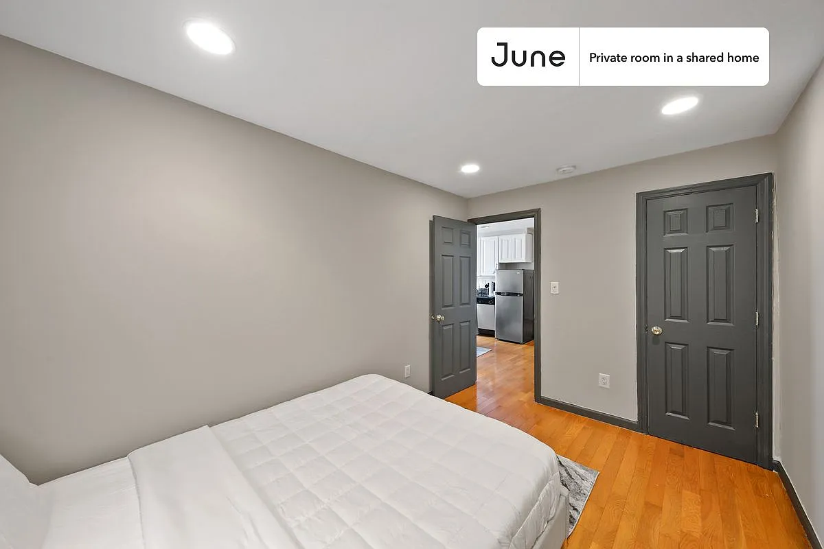 Queen bedroom in 3 bed/1 bath home in East Village #716 C — Photo 3