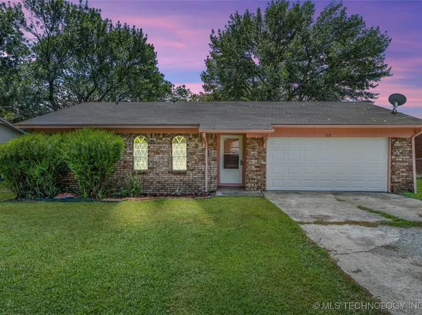 212 E 12th St, Mounds, OK 74047