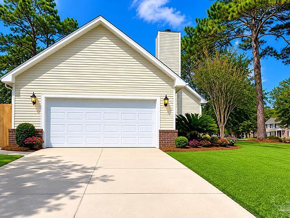 3rd image of 9801 Pinebrake Ct