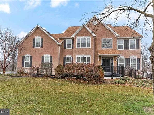 220 E Peters Ln, Aston, PA 19014