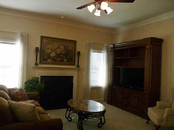 5th image of 712 Village Green Cir