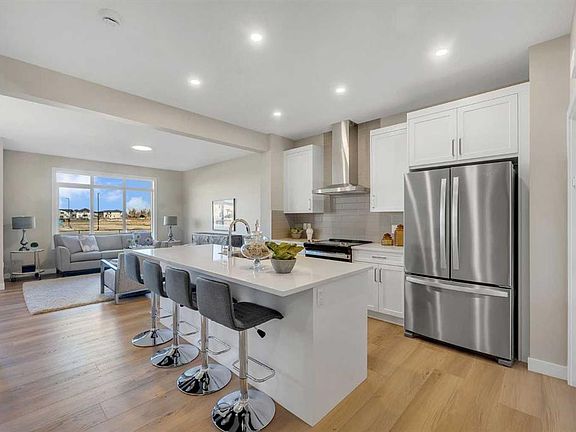 3rd image of 212 E Edgefield Bay