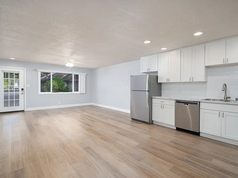 Columbia Court Apartments — Photo 33