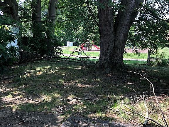 5th image of 954 Hartford Ave