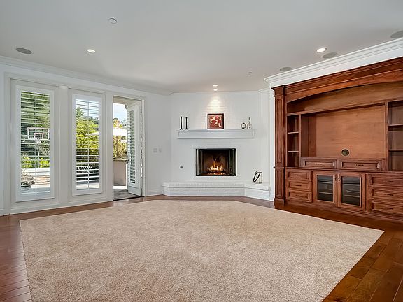 Family room w/entertainment