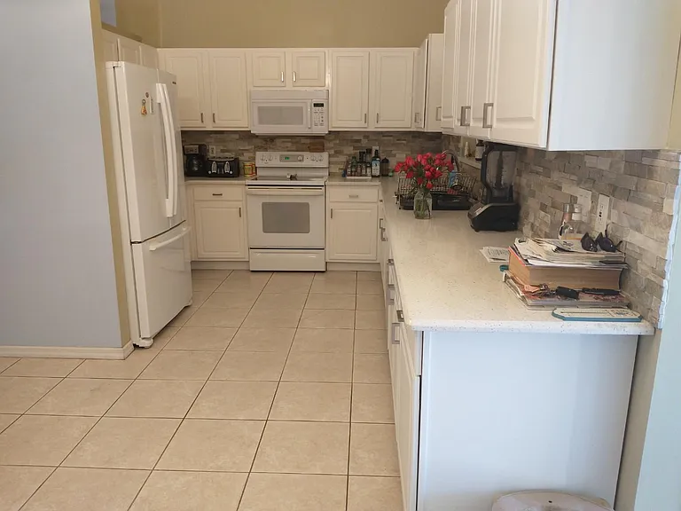 1817 SW Citadel Ave — Photo 2