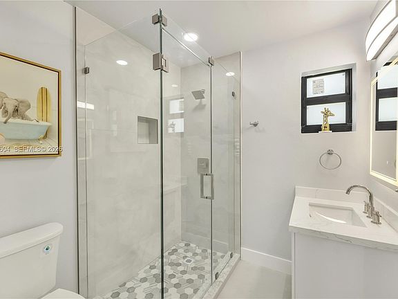 4th image of 6021 SW 19th St
