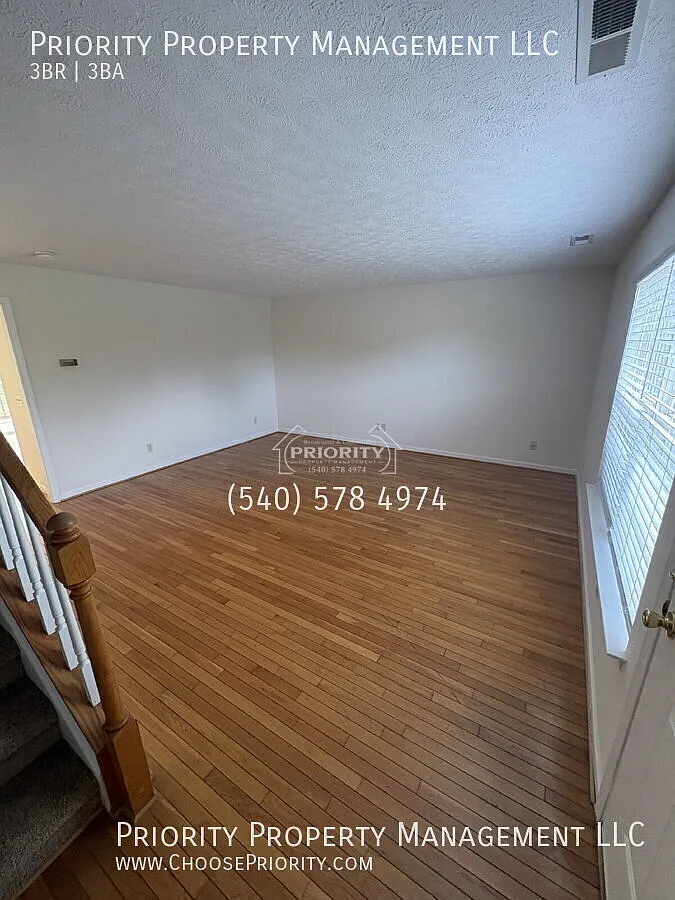 "3-Bedroom Townhouse Retreat in Harrisonburg - Spacious 1320 Sq Ft with 2.5 Baths!" — Photo 2