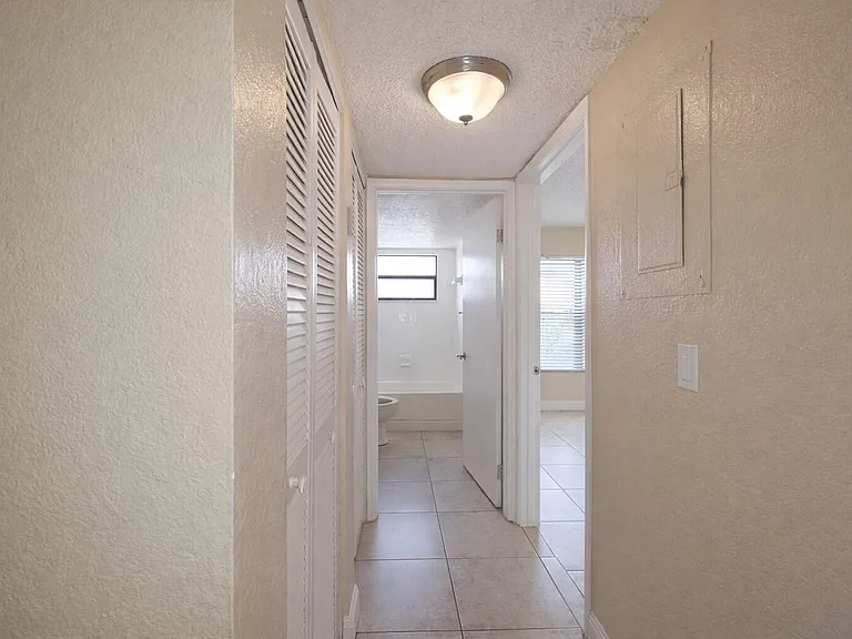 1542 Lake Crystal Dr #H — Photo 19