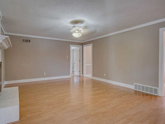4th image of 6101 Southampton Dr