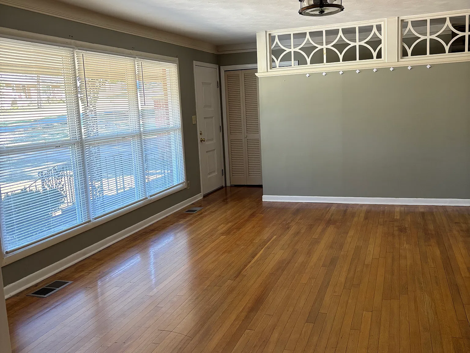 3 bed, 1.5 bath, 2700 sqft, $1,500 — Photo 1