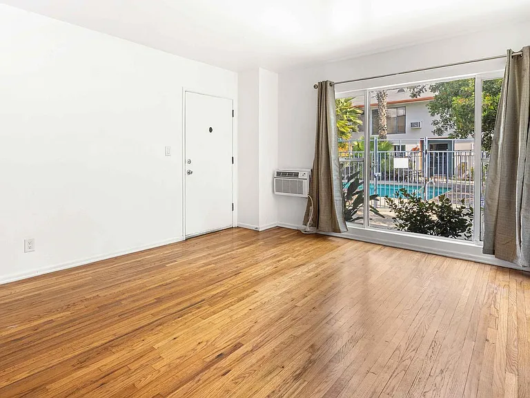 Hollyview Apartments — Photo 19
