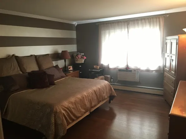 521 Cricket Ln, Woodbridge, NJ 07095