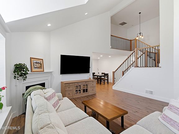 5th image of 131 Racquet Road