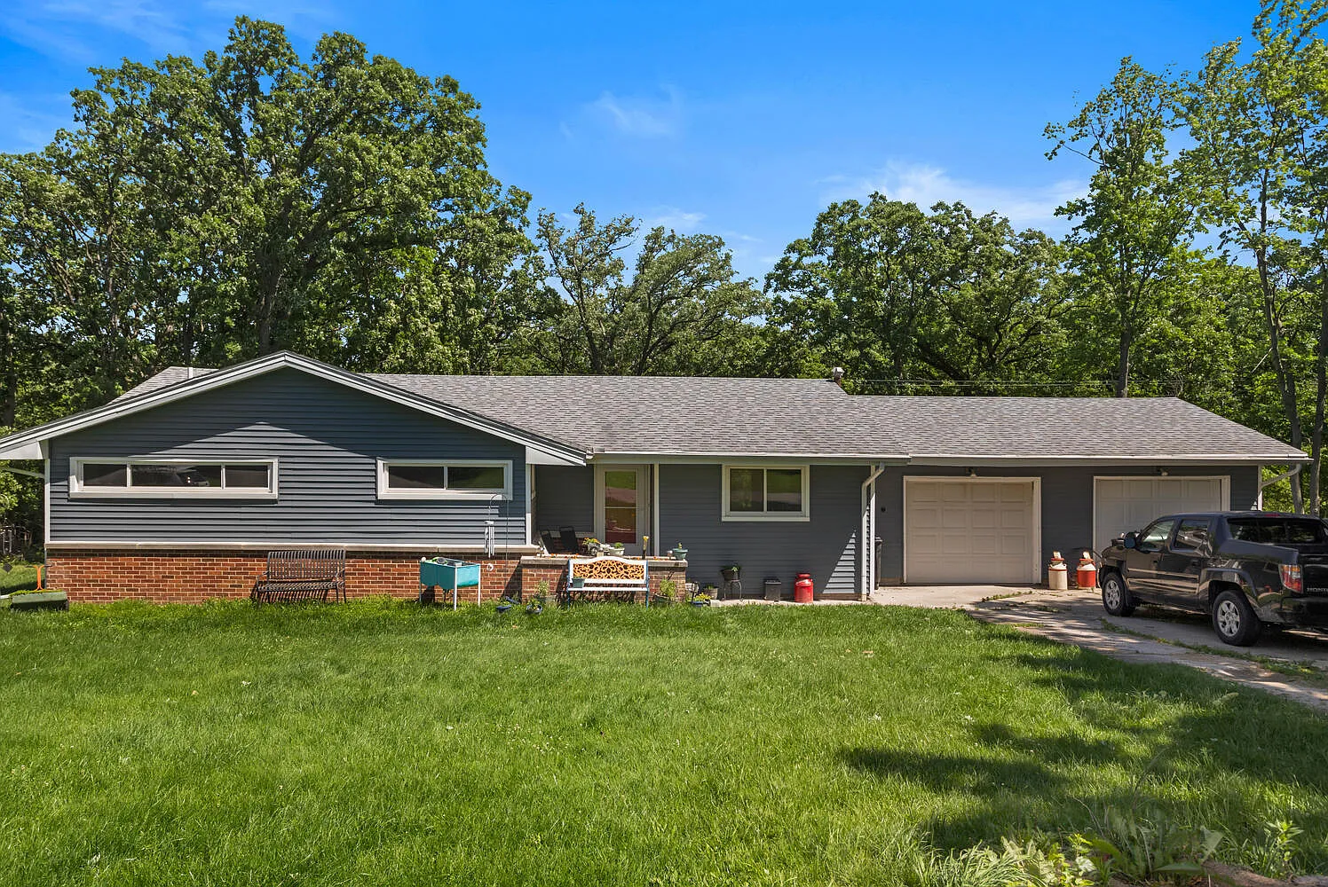 204 Hickory Dr photo 1