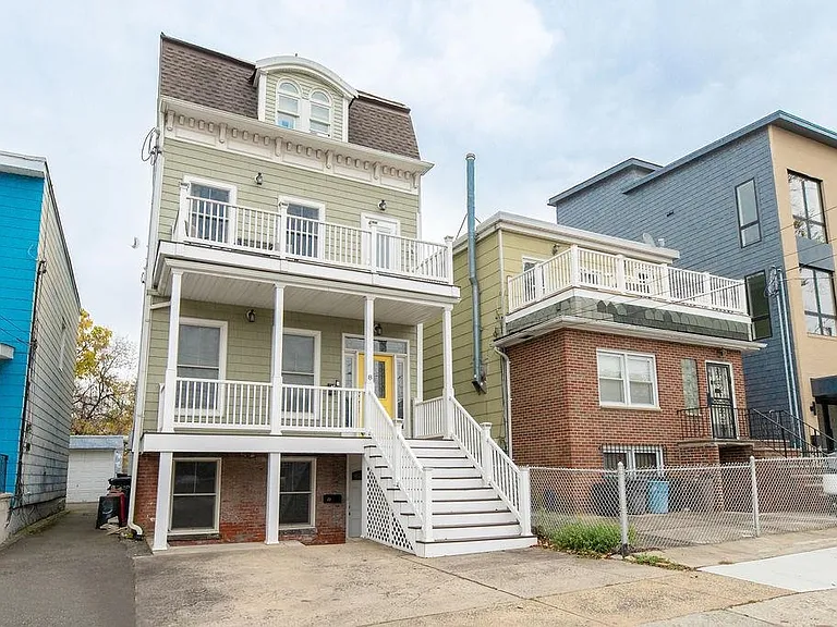 8 Elizabeth St #1 — Photo 1