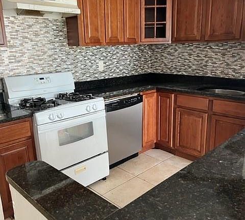 5th image of 2174 NE 170th St #211