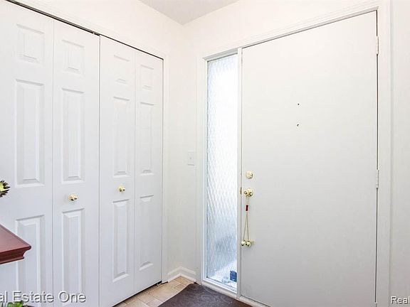 5th image of 7929 Victoria Ln