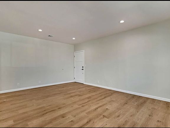 4th image of 11720 Hamlin St