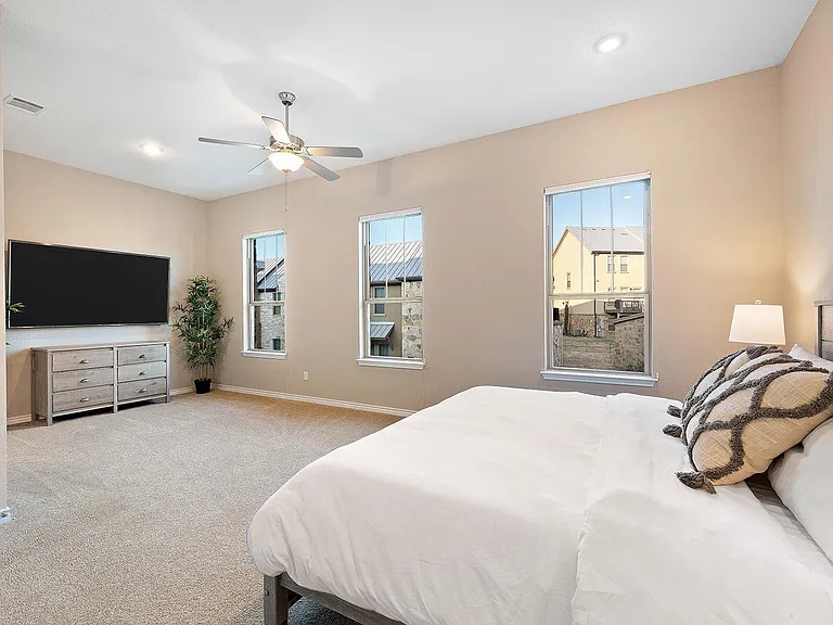 305 Adams St — Photo 19