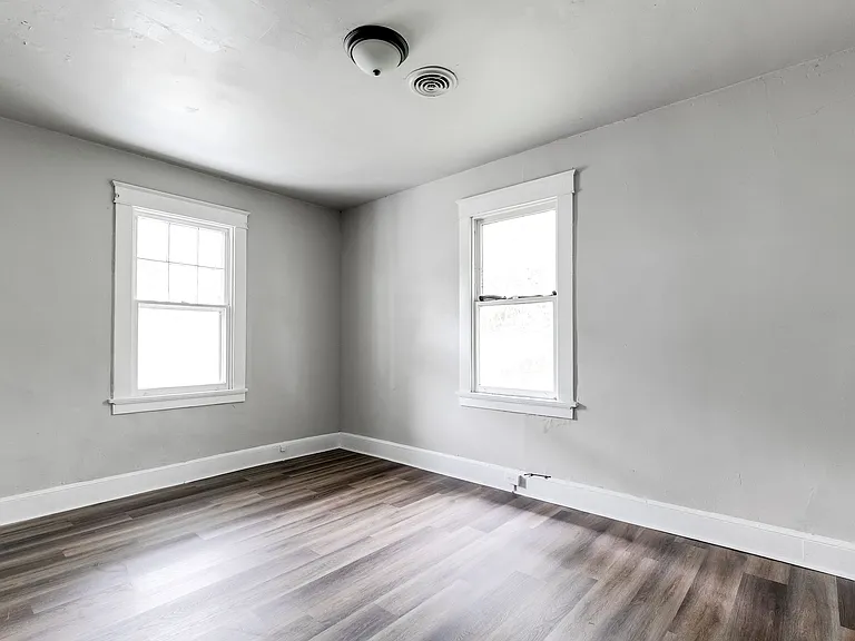 215 E 35th St — Photo 11