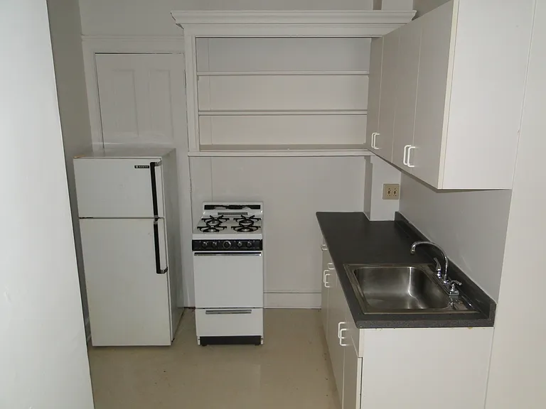 194 Oxford St — Photo 3