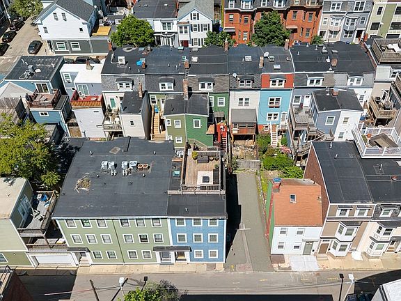 5th image of 256 Bowen St #2