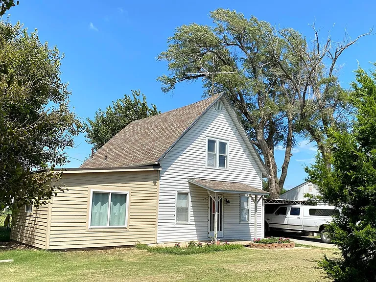 412 Harvey St — Photo 1