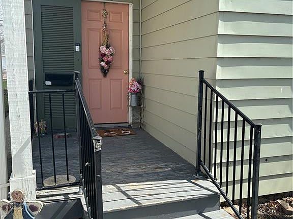 3rd image of 203 Oak St