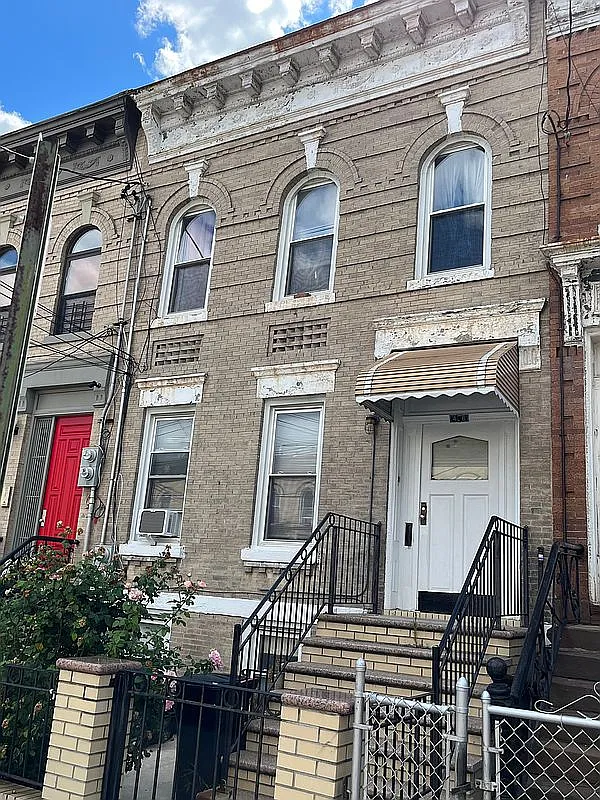 436 Ashford St photo 1